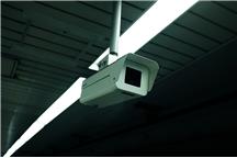 Zewnętrzne kamery do monitoringu domu ze względu na sposób transmisji danych
