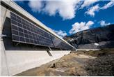 Największa alpejska elektrownia słoneczna w Szwajcarii wytwarza już pierwszą energię elektryczną
