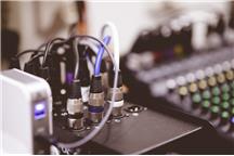 Kabel głośnikowy to prosty, ale kluczowy element każdego systemu audio — od skromnego zestawu hi-fi