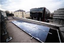 Panele fotowoltaiczne na dachu budynku Wydziału Energetyki i Paliw AGH