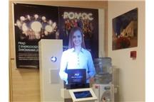Holohostessa obsługuje klientów PGE Holohostessa obsługuje klientów PGE